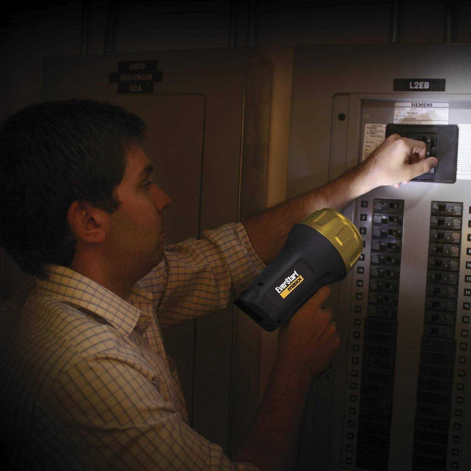 Everstart 1000 Lumen Rechargeable Lithium-Ion LED Spotlight 0.6 Lb SL3HE - Image 3